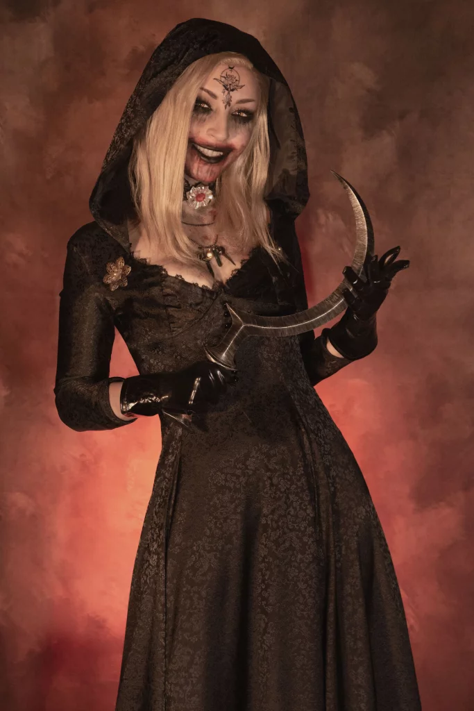 Косплей старшей и спокойной Bela Dimitrescu из Resident Evil Village от ShiroKitsune