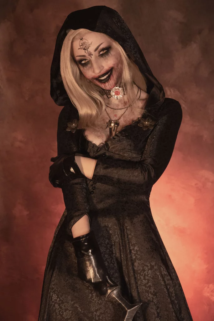 Косплей старшей и спокойной Bela Dimitrescu из Resident Evil Village от ShiroKitsune