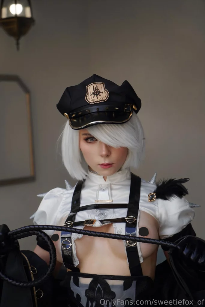 Косплей 2B в форме пошлой полицейской из игры NieR Automata от Sweetie Fox 
