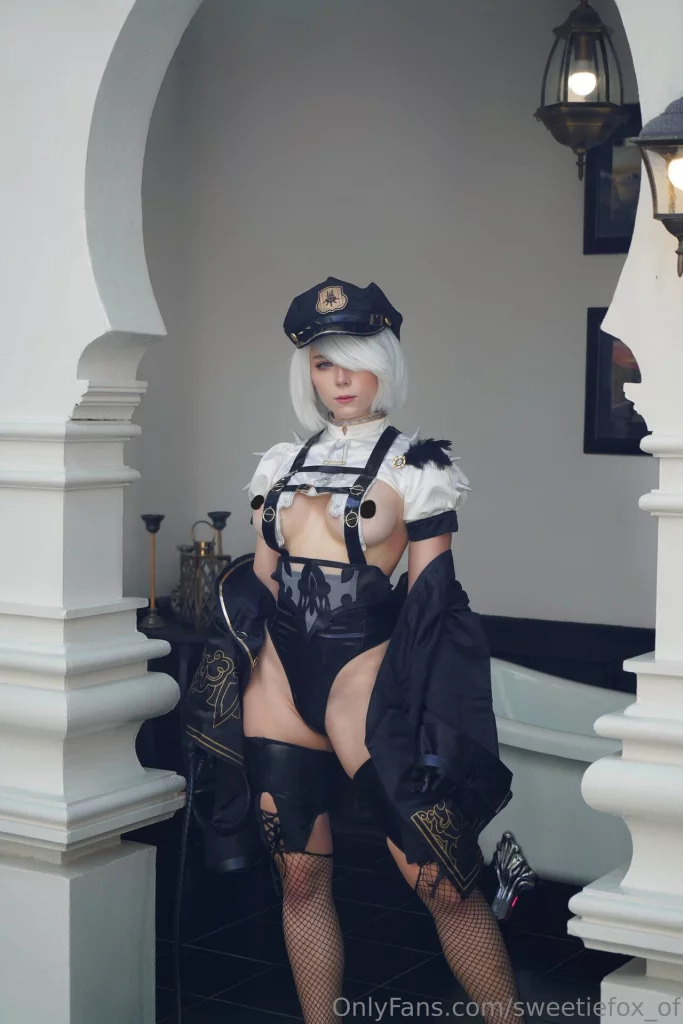 Косплей 2B в форме пошлой полицейской из игры NieR Automata от Sweetie Fox 