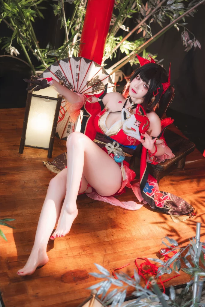 Косплей бойца поддержки Sparkle из Honkai: Star Rail от Yuki Astra