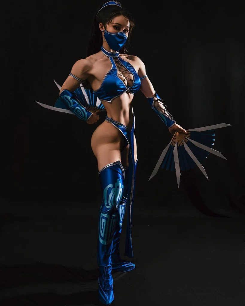 Косплей принцессы Kitana из Mortal Kombat, образ которой реализоваламиленькая бодибилдерша Yuan Herong.