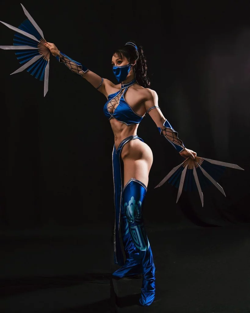 Косплей принцессы Kitana из Mortal Kombat, образ которой реализоваламиленькая бодибилдерша Yuan Herong.