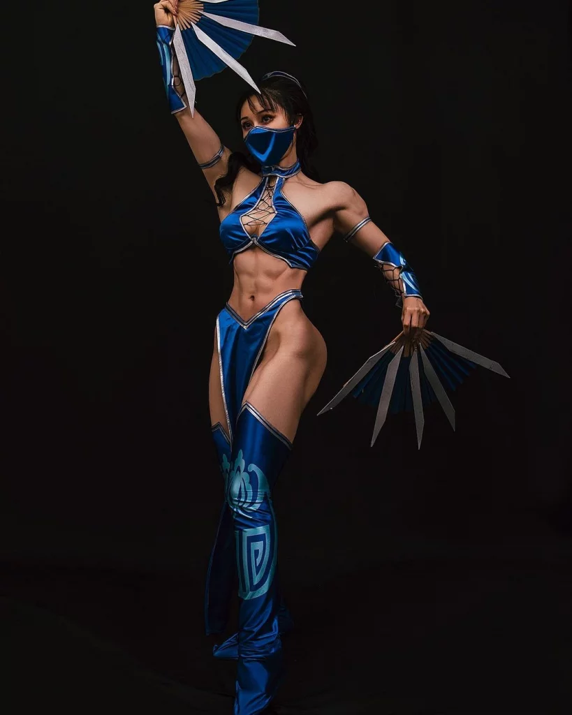 Косплей принцессы Kitana из Mortal Kombat, образ которой реализоваламиленькая бодибилдерша Yuan Herong.