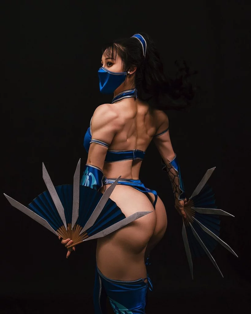 Косплей принцессы Kitana из Mortal Kombat, образ которой реализоваламиленькая бодибилдерша Yuan Herong.