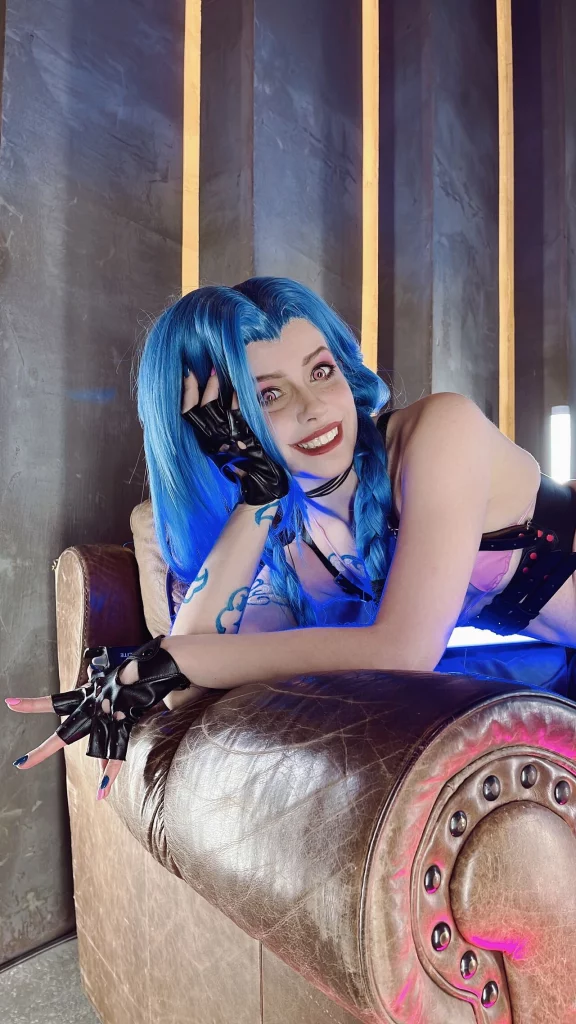 Косплей сумасшедшей Jinx из League of Legends от Caterpillar