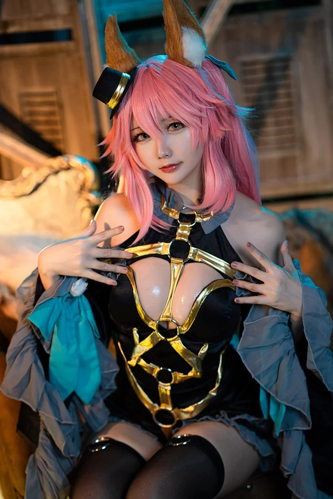 Косплей экстравагантной мико-шаманки Tamamo из Fate/Grand Order от Hoshilily