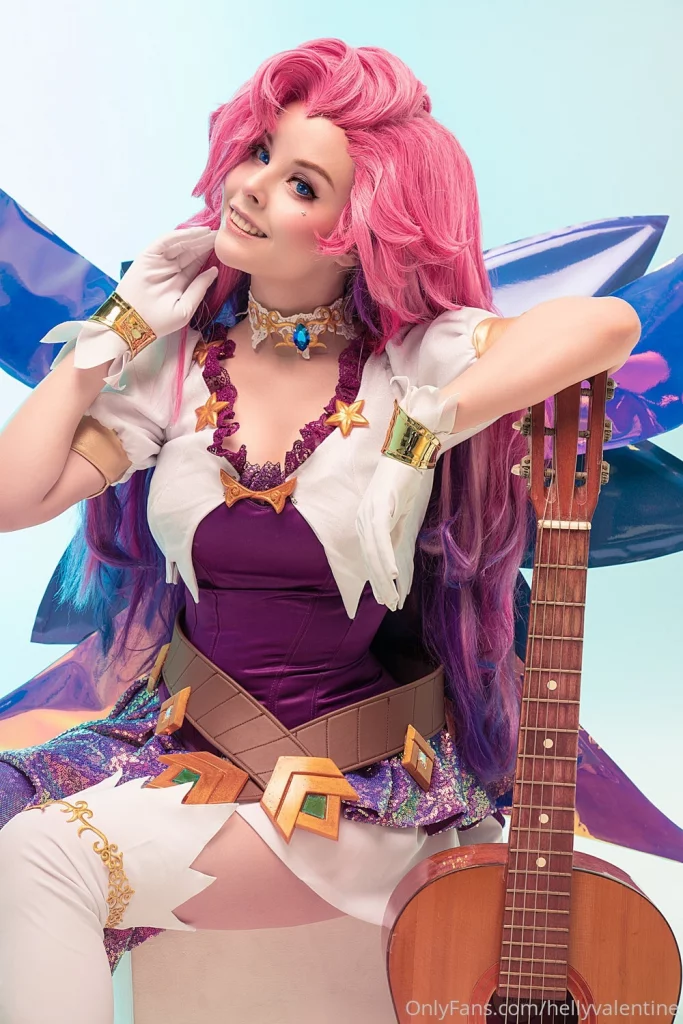 Косплей слышащий души других Seraphine из League of Legends от Helly Valentine