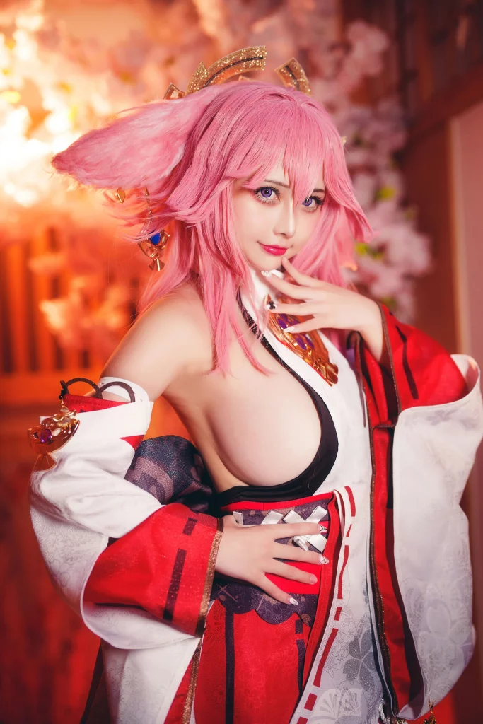 Косплей Yae Miko также известной как Guuji Yae из Genshin Impact от Okita Rinka