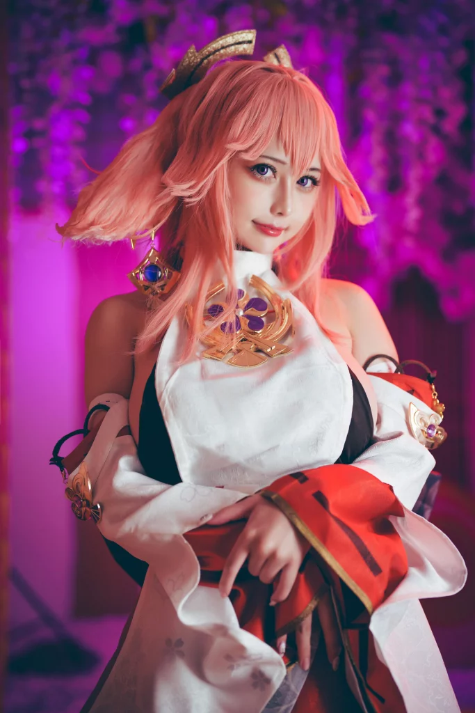 Косплей Yae Miko также известной как Guuji Yae из Genshin Impact от Okita Rinka