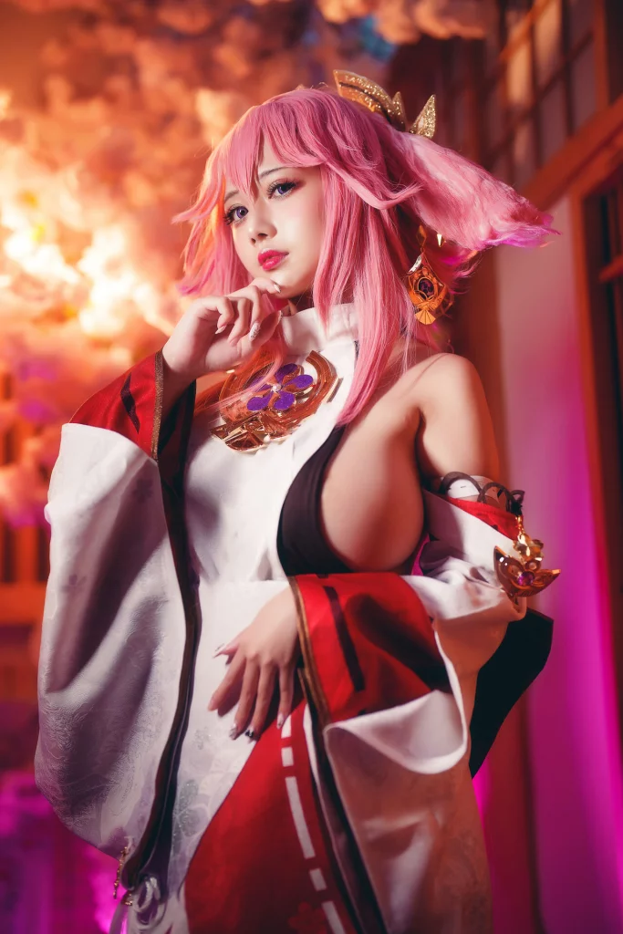 Косплей Yae Miko также известной как Guuji Yae из Genshin Impact от Okita Rinka