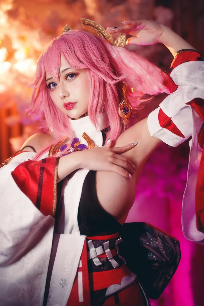 Косплей Yae Miko также известной как Guuji Yae из Genshin Impact от Okita Rinka