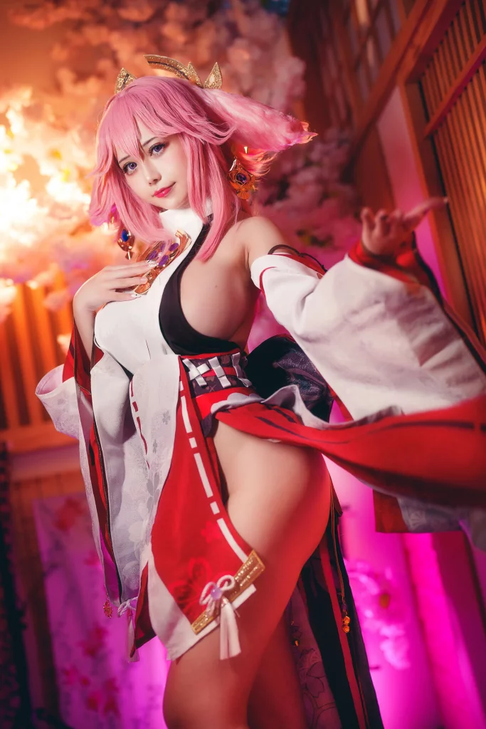 Косплей Yae Miko также известной как Guuji Yae из Genshin Impact от Okita Rinka