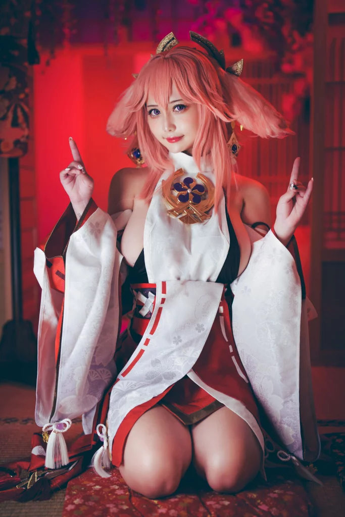 Косплей Yae Miko также известной как Guuji Yae из Genshin Impact от Okita Rinka
