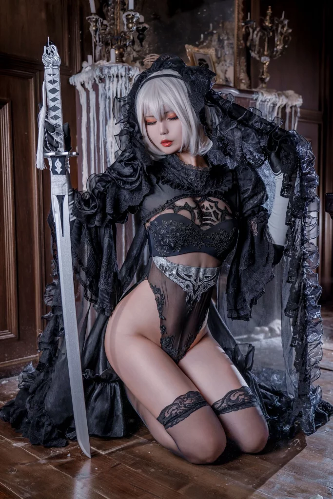 Косплей 2B в чёрном и белом свадебном платье из NieR: Automata от Yuki Neko