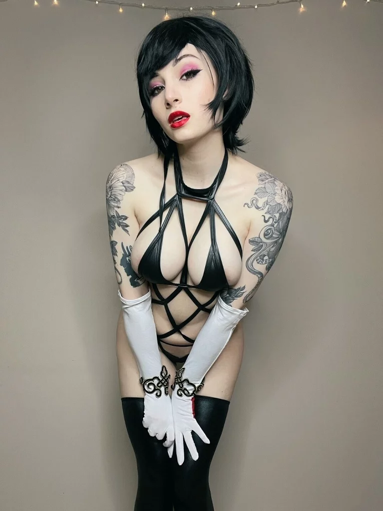 Косплей ведьмы Bayonetta в белье из собственно игр серии Bayonetta от Kayla Erin