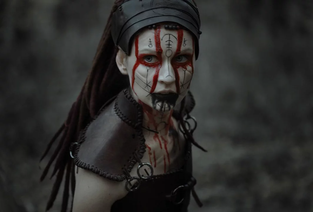 Косплей чуть психованной Senua из Senua’s Saga: Hellblade II от Tokyo Rin