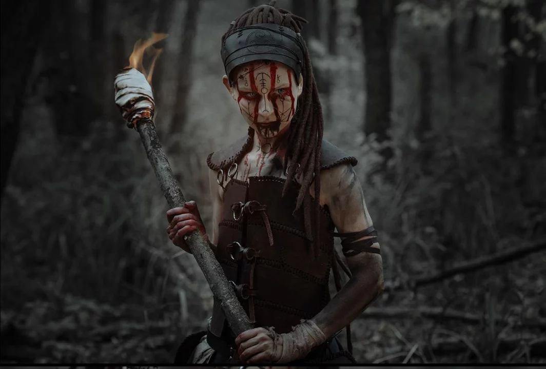 Косплей чуть психованной Senua из Senua’s Saga: Hellblade II от Tokyo Rin