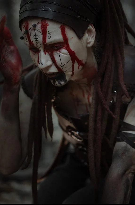 Косплей чуть психованной Senua из Senua’s Saga: Hellblade II от Tokyo Rin