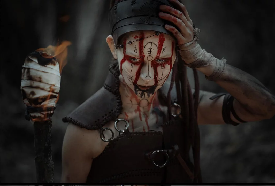 Косплей чуть психованной Senua из Senua’s Saga: Hellblade II от Tokyo Rin
