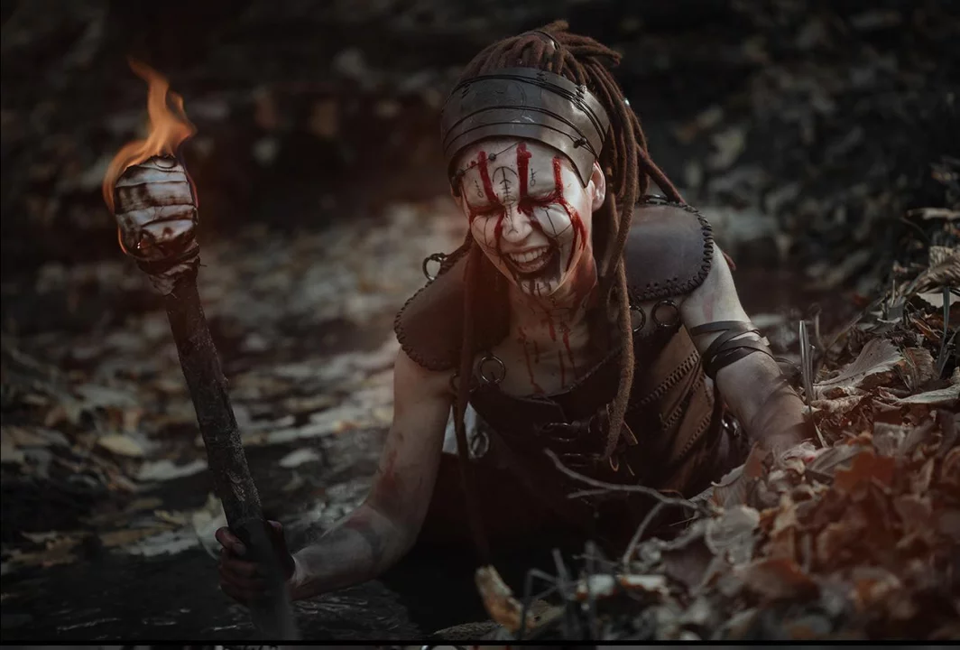 Косплей чуть психованной Senua из Senua’s Saga: Hellblade II от Tokyo Rin