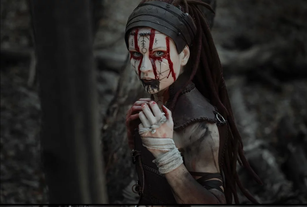 Косплей чуть психованной Senua из Senua’s Saga: Hellblade II от Tokyo Rin