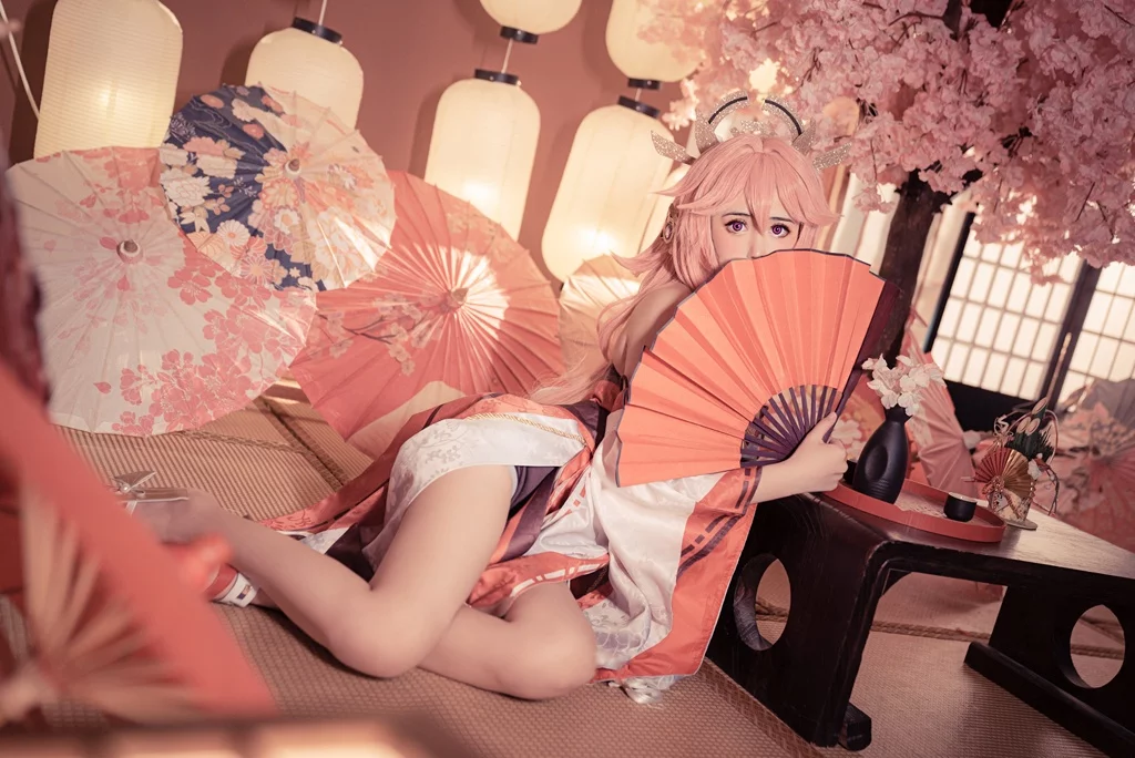 Косплей обнажившейся Yae Miko из Genshin Impact от SleeppyLee1