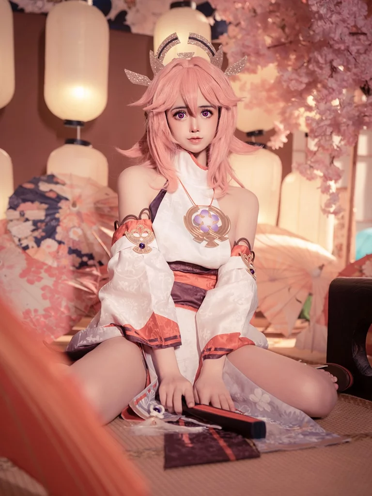 Косплей обнажившейся Yae Miko из Genshin Impact от SleeppyLee1