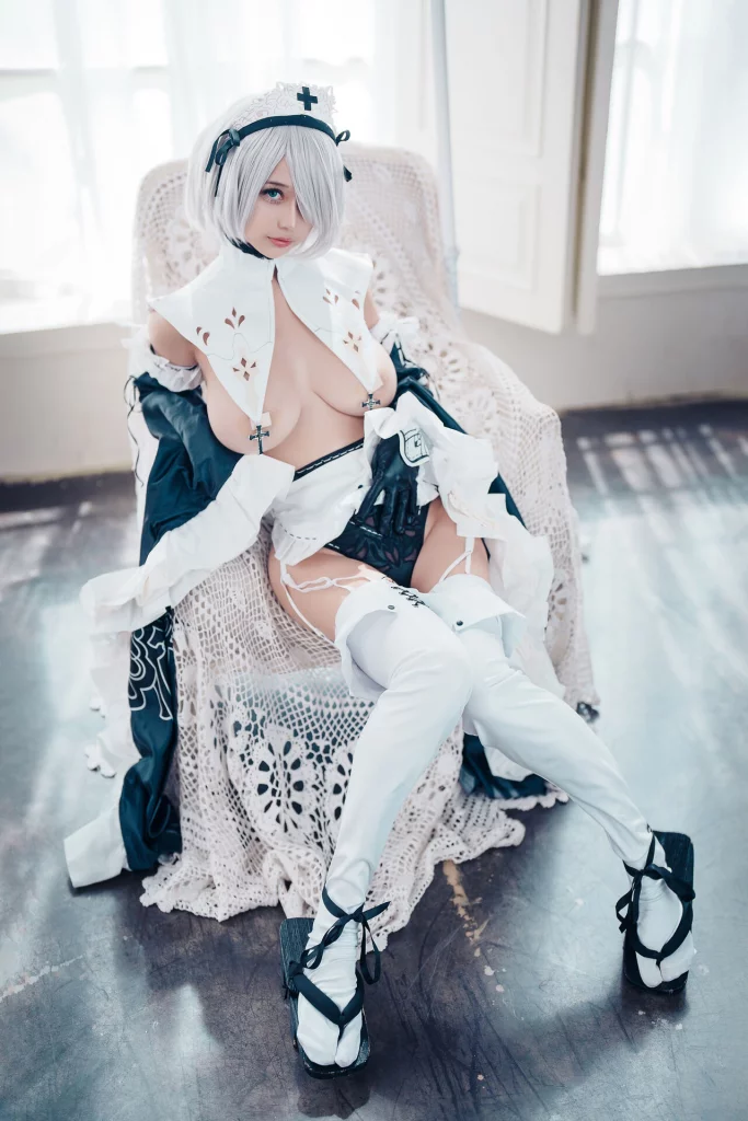 Косплей 2B в образе пошлой горничной из NieR: Automata от Okita Rinka