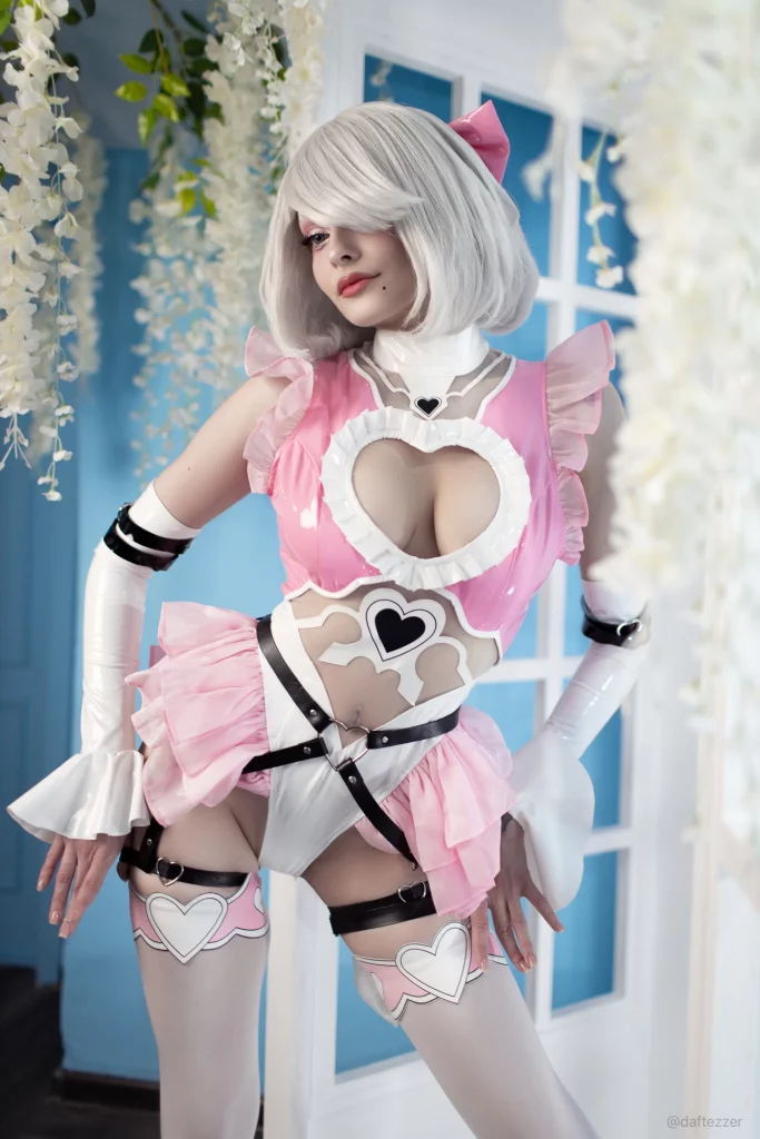 Косплей 2B в розовом латексе из NieR: Automata от Cosniks