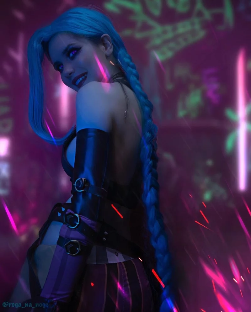 Косплей безумной Jinx из League of Legends от Angie Arrow