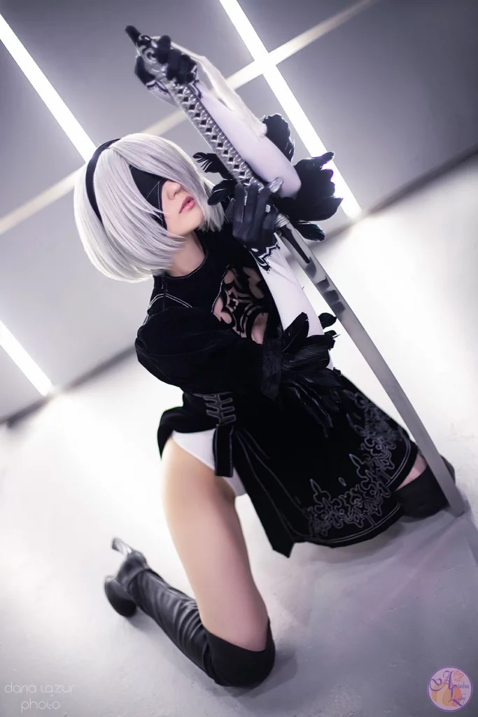 Косплей боевого андройда 2B из NieR: Automata от Ariadna Lobe