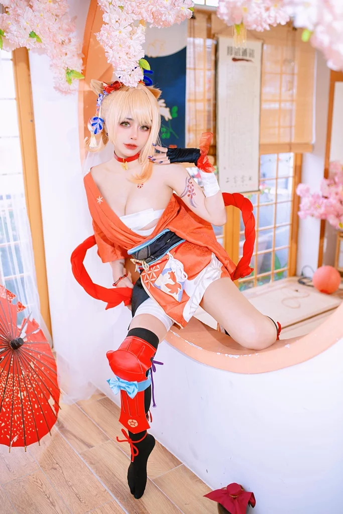 Косплей общительной Yoimiya Naganohara из Genshin Impact от Byoru