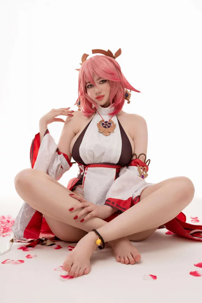 Косплей многогранной кицунэ Yae Miko из Genshin Impact от Alina Becker
