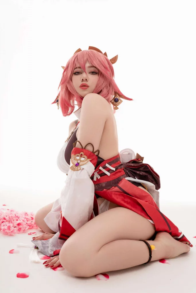 Косплей многогранной кицунэ Yae Miko из Genshin Impact от Alina Becker
