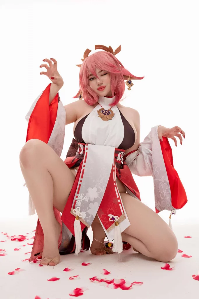Косплей многогранной кицунэ Yae Miko из Genshin Impact от Alina Becker