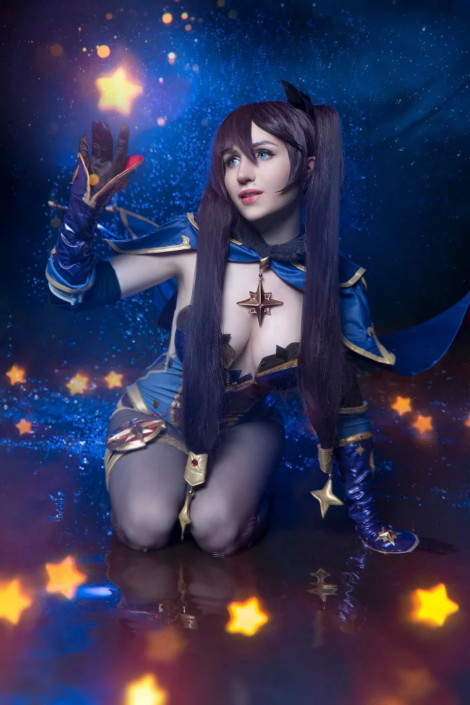 Косплей астрологини Mona Megistus из Genshin Impact от Katarina cosplay