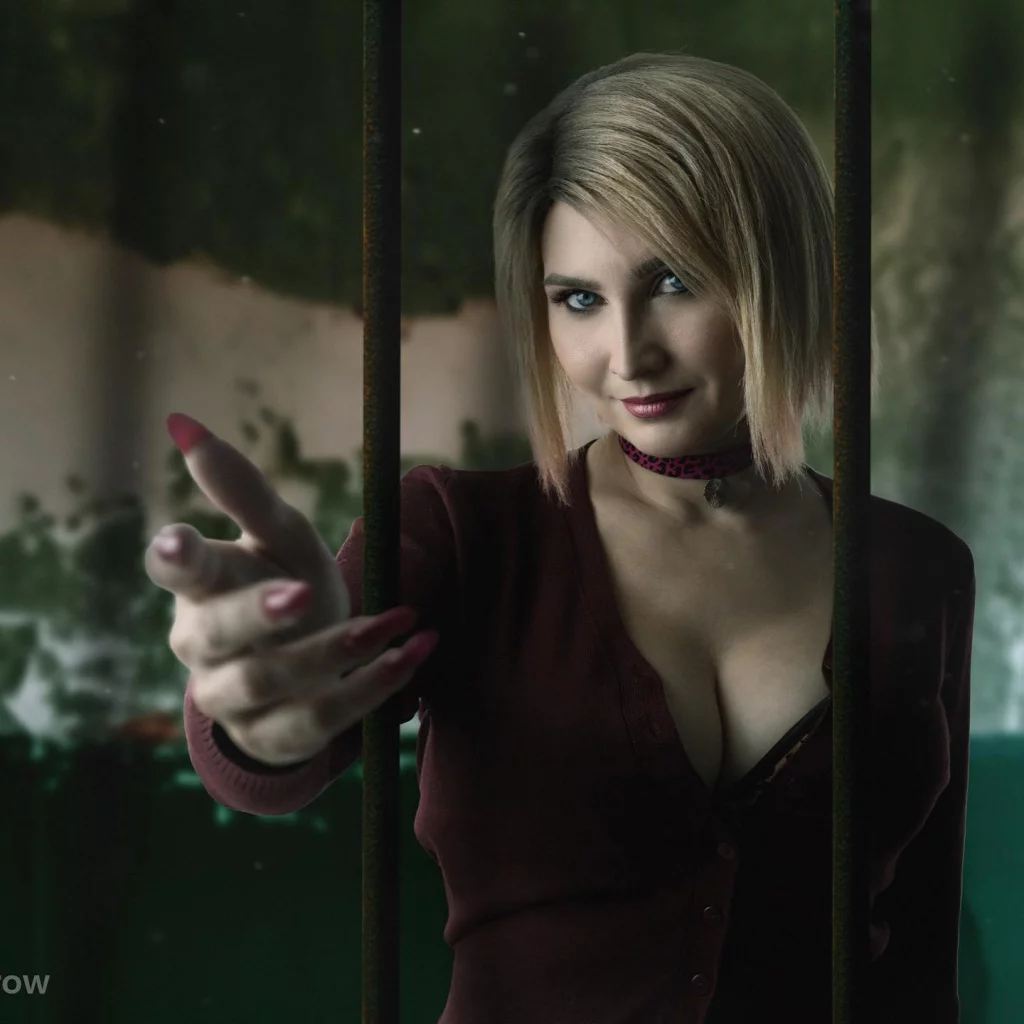 Косплей подозрительной Maria из Silent Hill 2 от Julius Drow