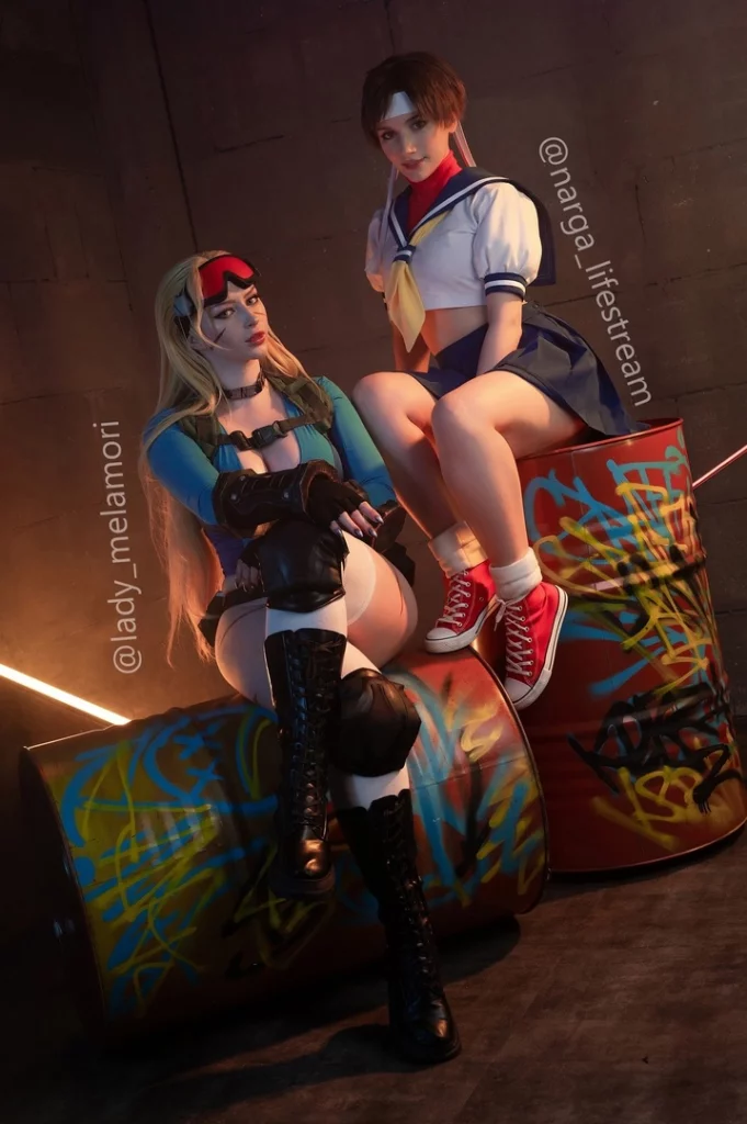 Косплей боевой Cammy White и Sakura из серии файтингов Street Fighter от Lady Melamori и Narga Aoki 1