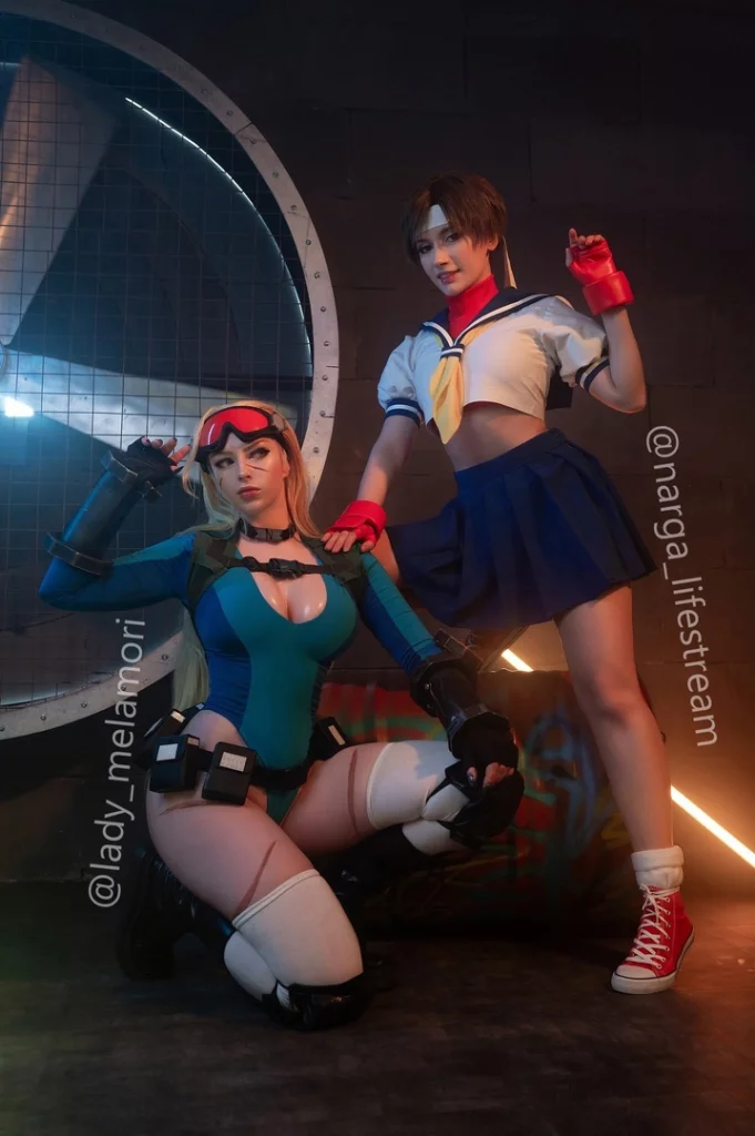 Косплей боевой Cammy White и Sakura из серии файтингов Street Fighter от Lady Melamori и Narga Aoki 3