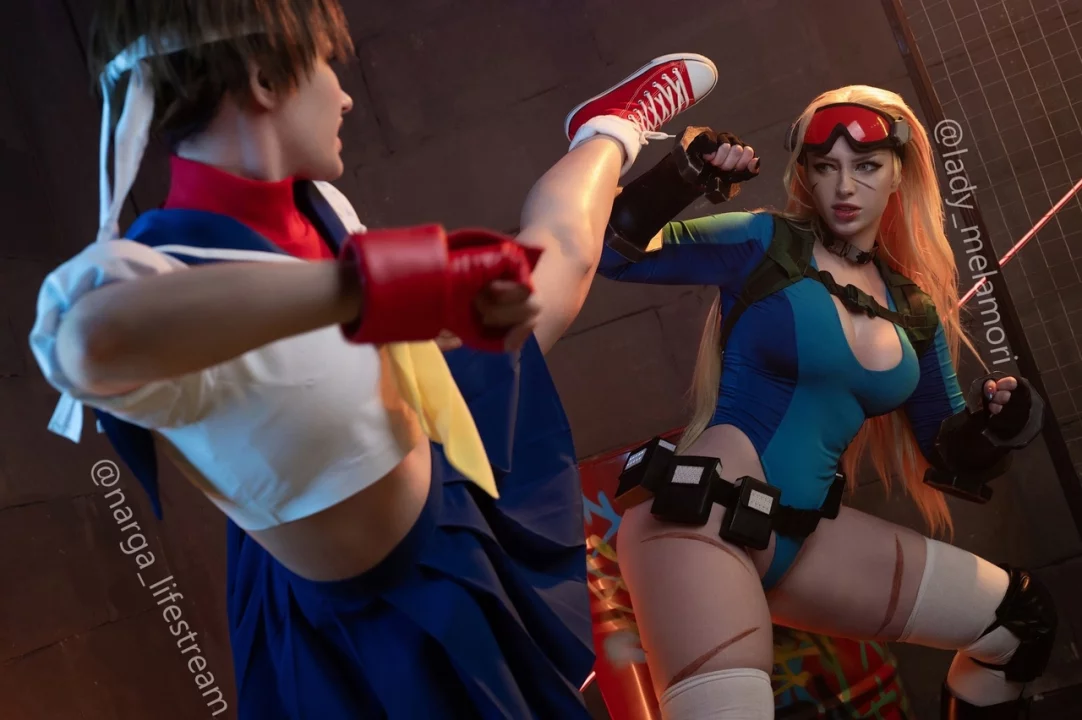 Косплей боевой Cammy White и Sakura из серии файтингов Street Fighter от Lady Melamori и Narga Aoki 6