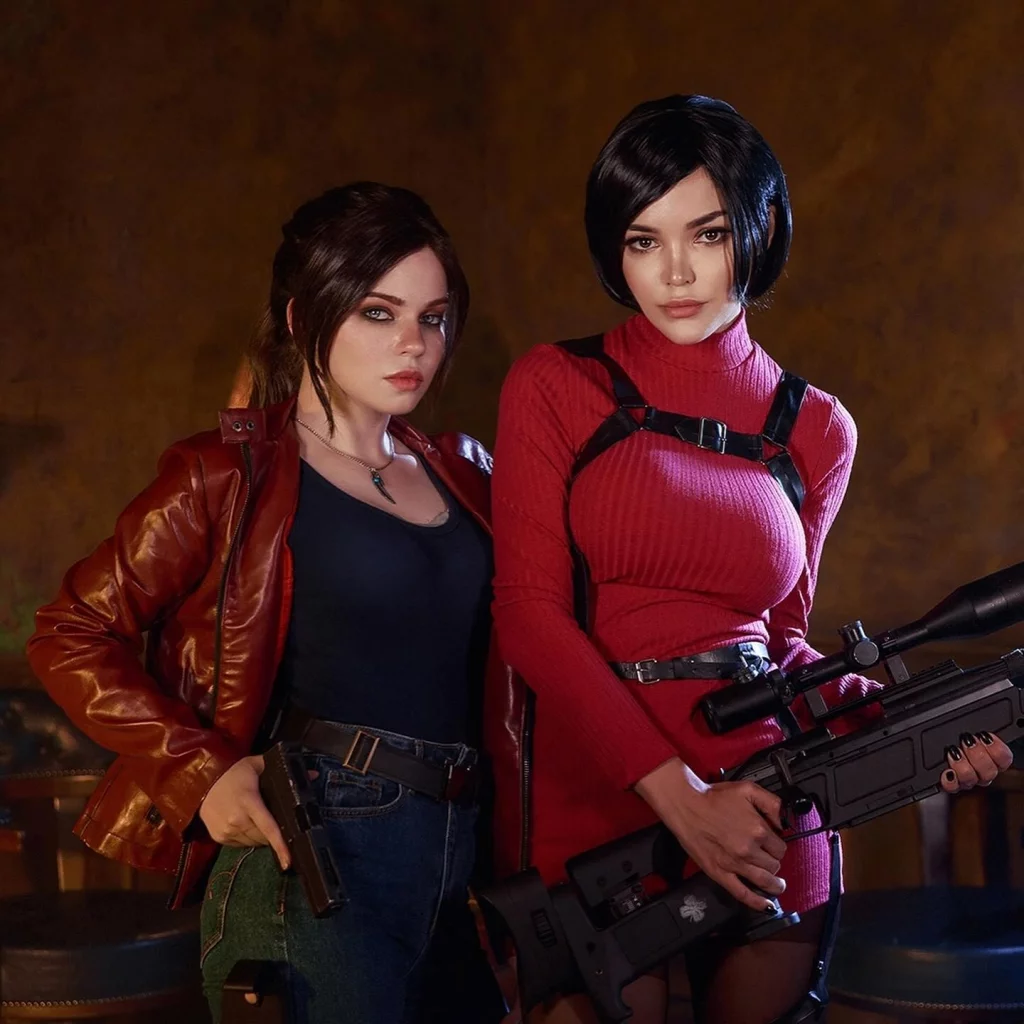 Косплей Claire Redfield и Ada Wong из серии хорроров Resident Evil от Ashen Reina и Kalinka Fox