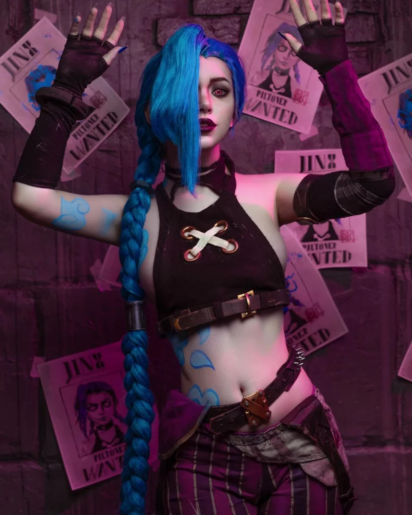 Косплей героини Зауна Jinx так же известной как Паудер из League of Legends и Arcane от Ulichan