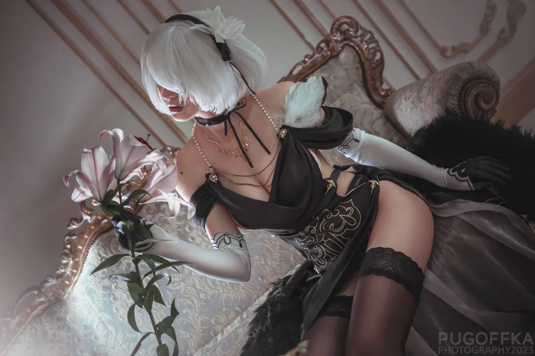 Косплей 2B в платье из NieR: Automata от Bellatrix Aiden