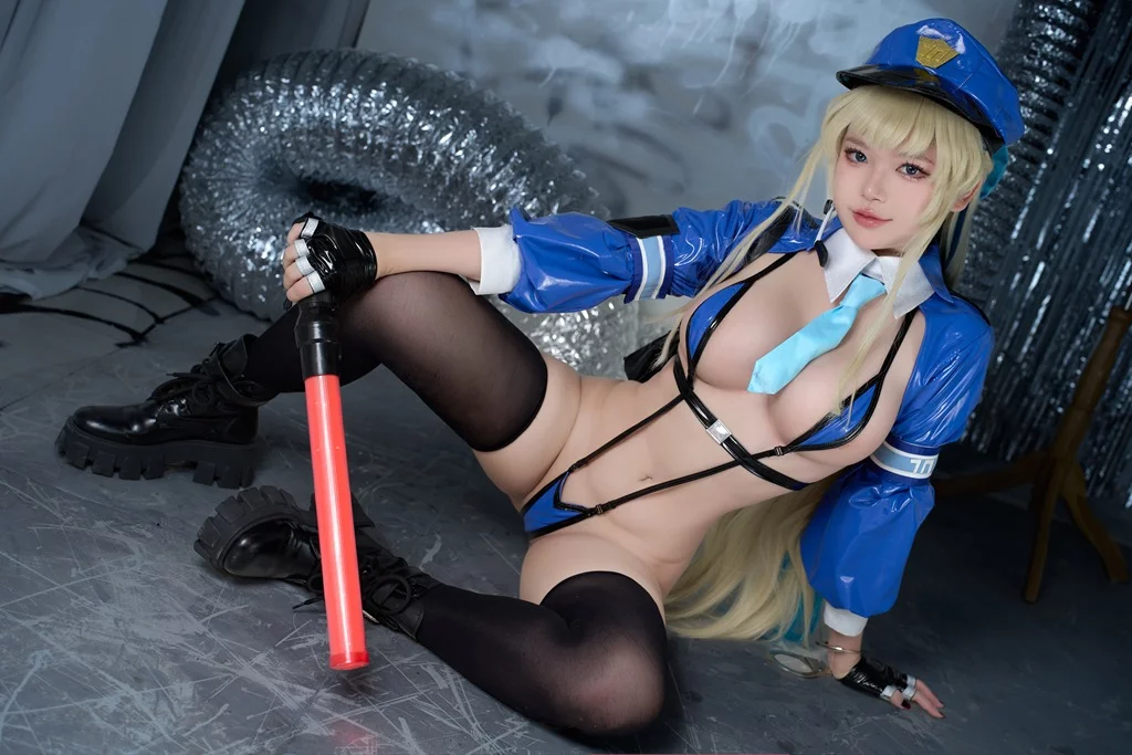 Косплей Asuma Toki в образе Police из Blue Archive от ZinieQ