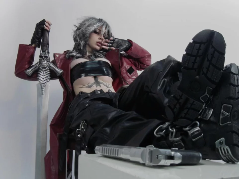 Косплей fem-версии Dante из слэшеров серии Devil May Cry от Cinnannoe