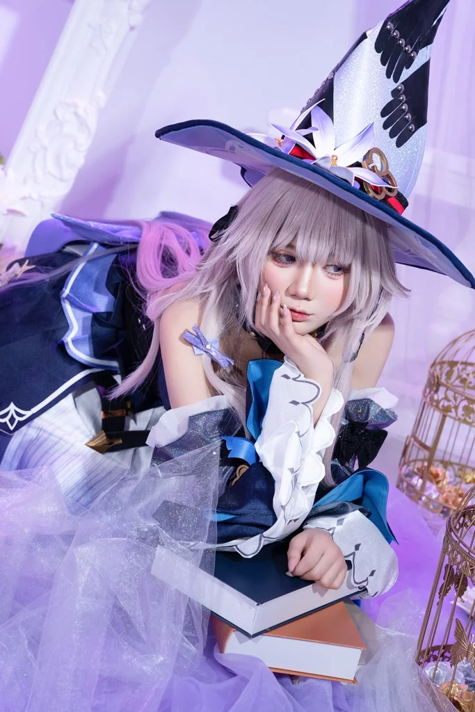 Косплей The Herta из Honkai: Star Rail от PoppaChan