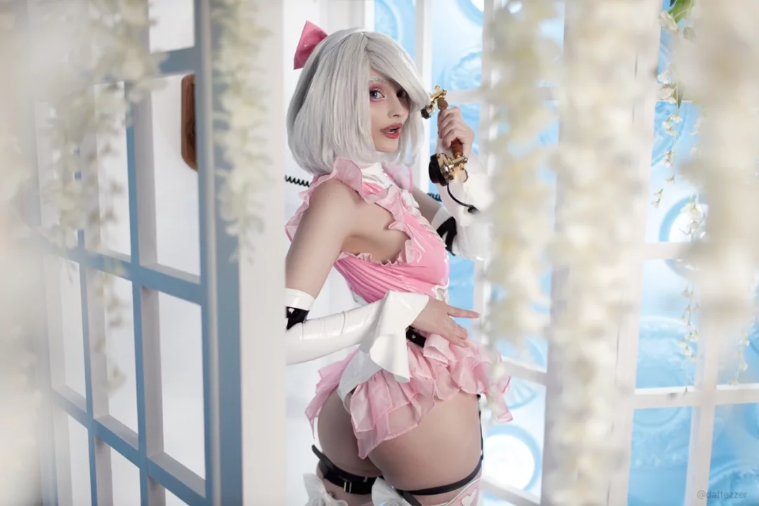 Косплей 2B в розовом наряде из NieR: Automata от Cosniks