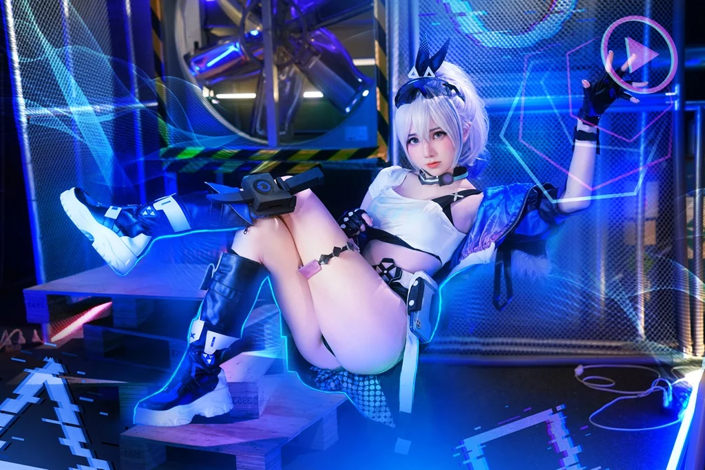 Косплей Silver Wolf из Honkai: Star Rail от Sally Dorasnow