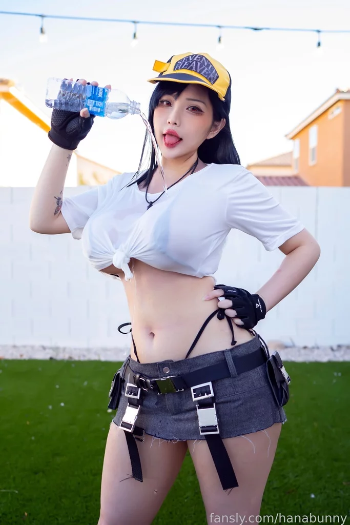 Косплей Lifeguard Tifa из Final Fantasy VII от Hana Bunny